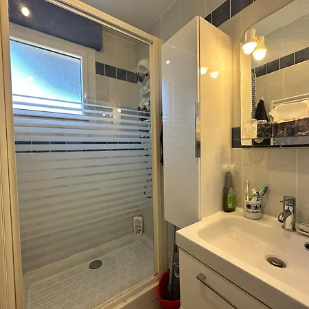 Hyeboug Pour 4 Personnes Dans Avec Piscine Situe Sur Le Port D'hyeres Apartamento