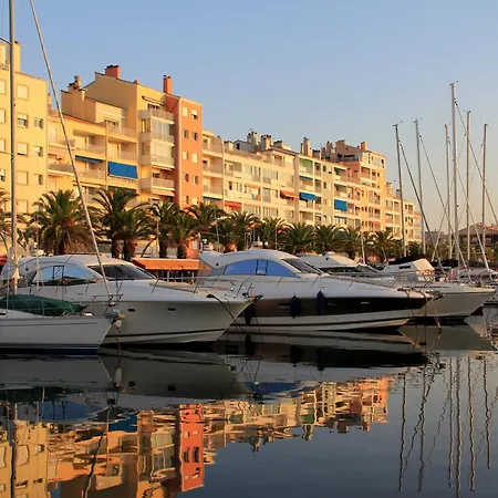 Apartamento Hyeboug Pour 4 Personnes Dans Avec Piscine Situe Sur Le Port D'hyeres