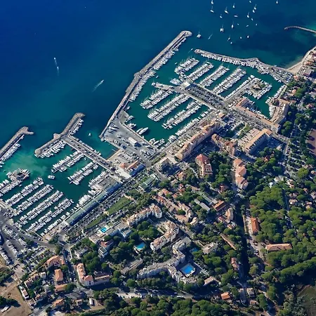Hyeboug Pour 4 Personnes Dans Avec Piscine Situe Sur Le Port D'hyeres Hyères
