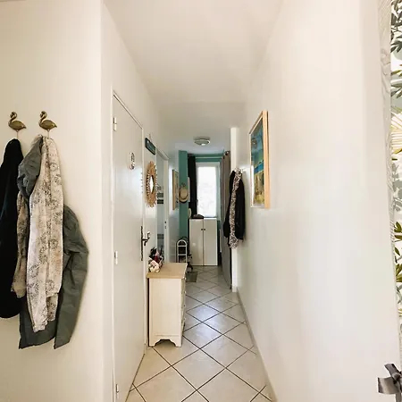 Hyeboug Pour 4 Personnes Dans Avec Piscine Situe Sur Le Port D'hyeres