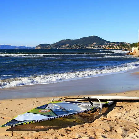 Hyeboug Pour 4 Personnes Dans Avec Piscine Situe Sur Le Port D'hyeres 耶尔